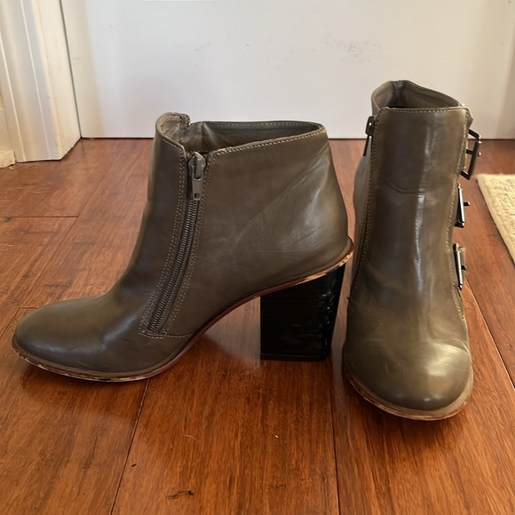 Heeled boots - Picture 2 of 5